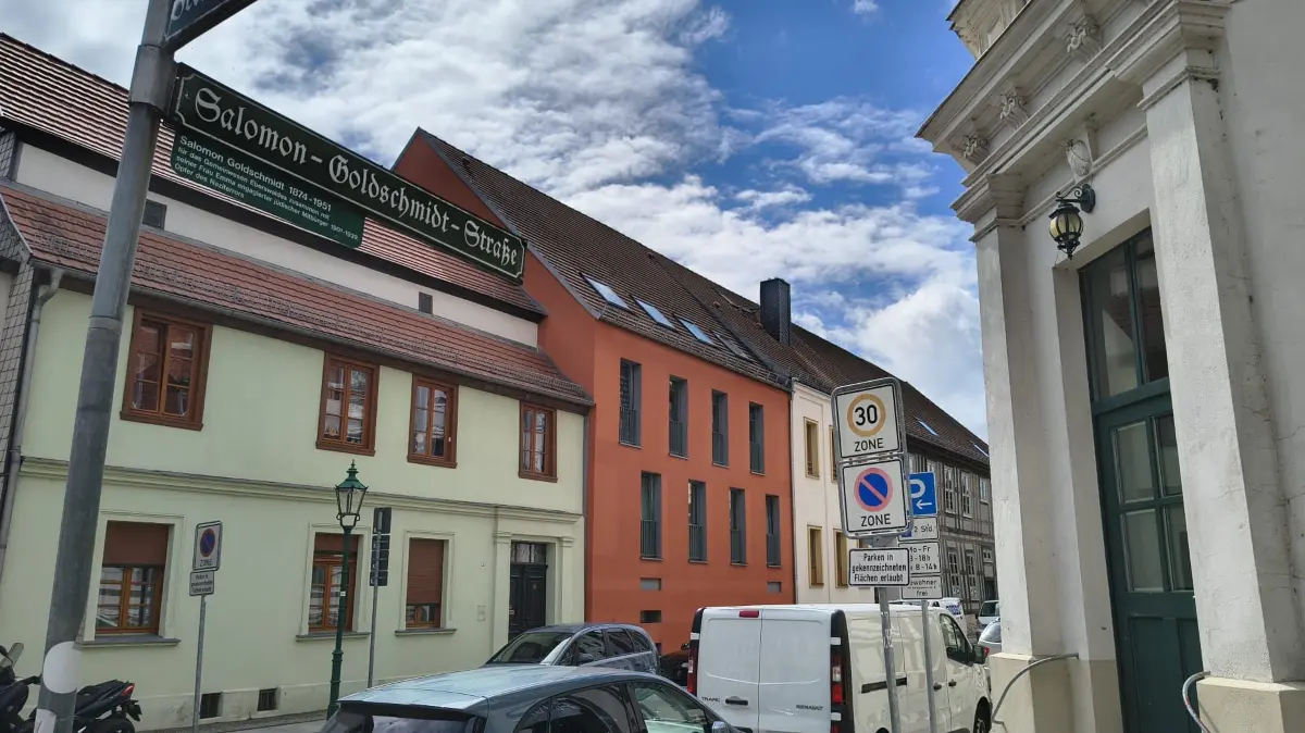 Die Salomon-Goldschmidt-Straße in Eberswalde. Hier schoss ein Mann mit einer Schreckschusswaffe von einem Balkon. Spezialkräfte der Polizei waren im Einsatz.