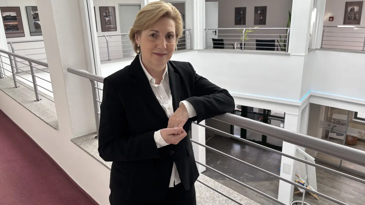 Ramona Roggan in ihrer Bank: Der Hauptsitz der Raiffeisen- und Volksbank Oder-Spree war der erste Bankenneubau nach der Wende in Ostdeutschland, die Chefin eine von ganz wenigen Frauen, die als Vorstandsvorsitzende Verantwortung für ein Kreditinstitut tragen.