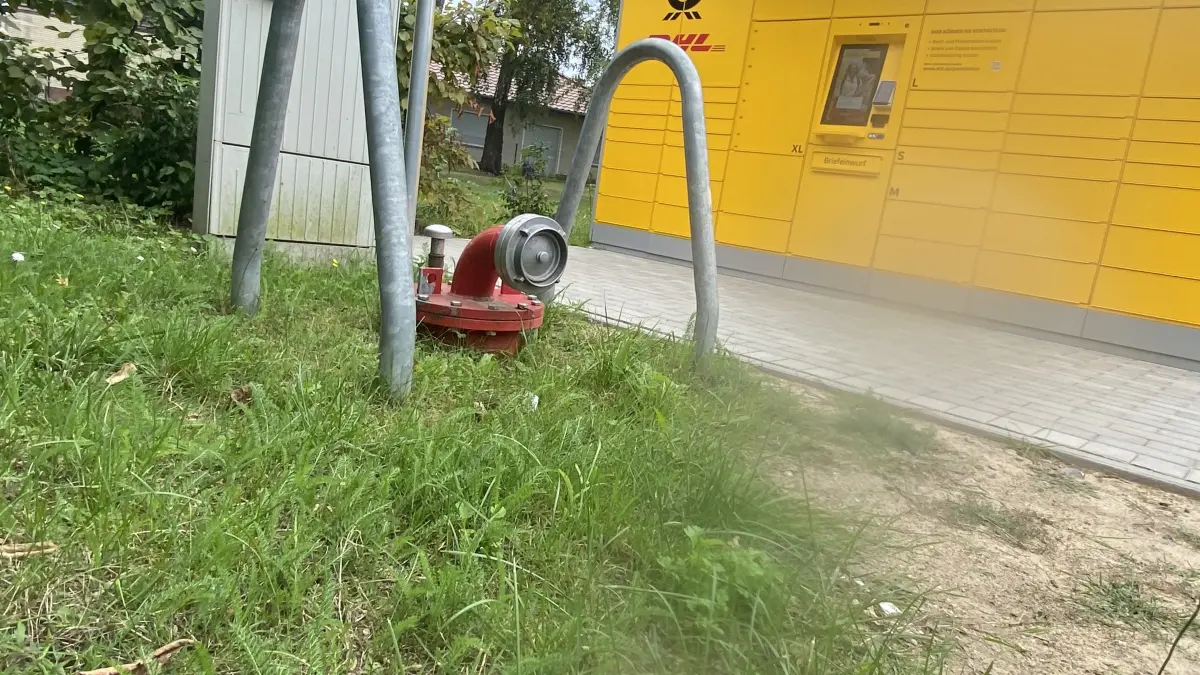 Unscheinbar, aber wichtig: die Löschwasser-Entnahmestelle in Rauen bei Fürstenwalde, direkt vor der Poststation. Was ist, wenn im Ernstfall ein Auto den Zugang für die Feuerwehr blockiert