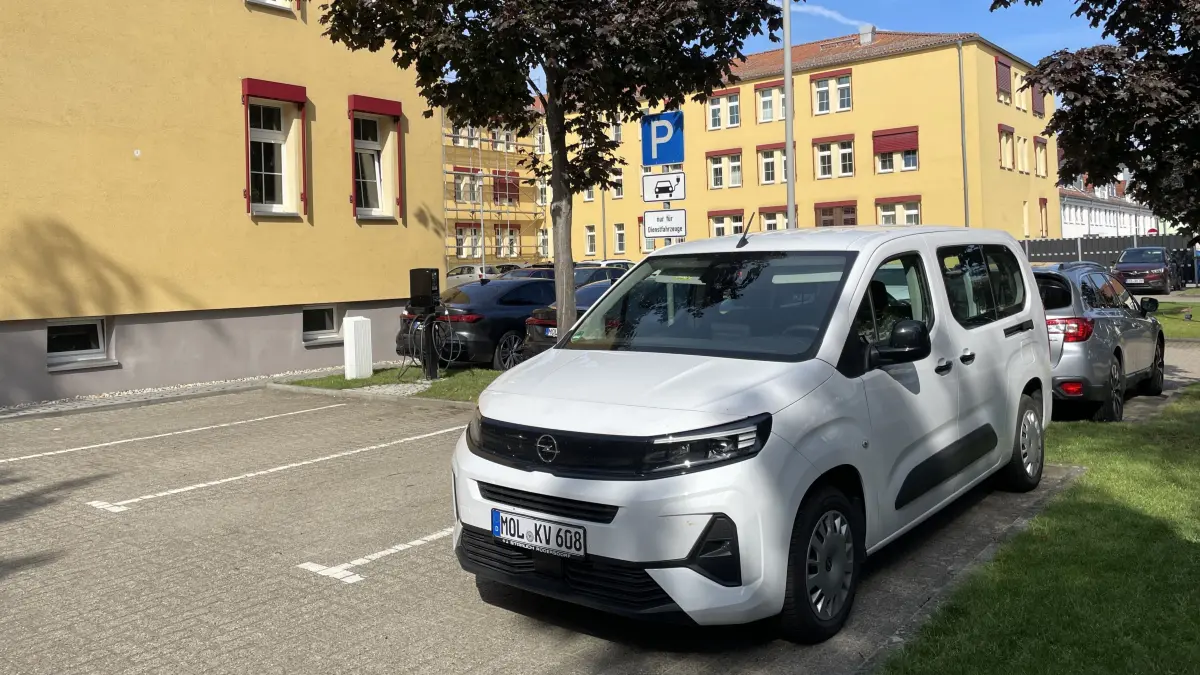 Die neue E-Auto-Flotte der Kreisverwaltung: Zwei Opel Combo und vier Opel Corsa stehen den Mitarbeitenden zur Verfügung. Ergänzt wird das mit mehreren Audis mit Hybridantrieb für weitere Strecken.