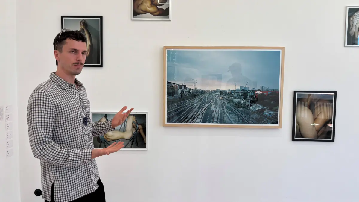 Kunst auf Gut Kerkow bei Angermünde: Kurator Philipp Lange führt am Sonntag Besucher durch die ungewöhnliche Ausstellung "After the City/Nach der Stadt".