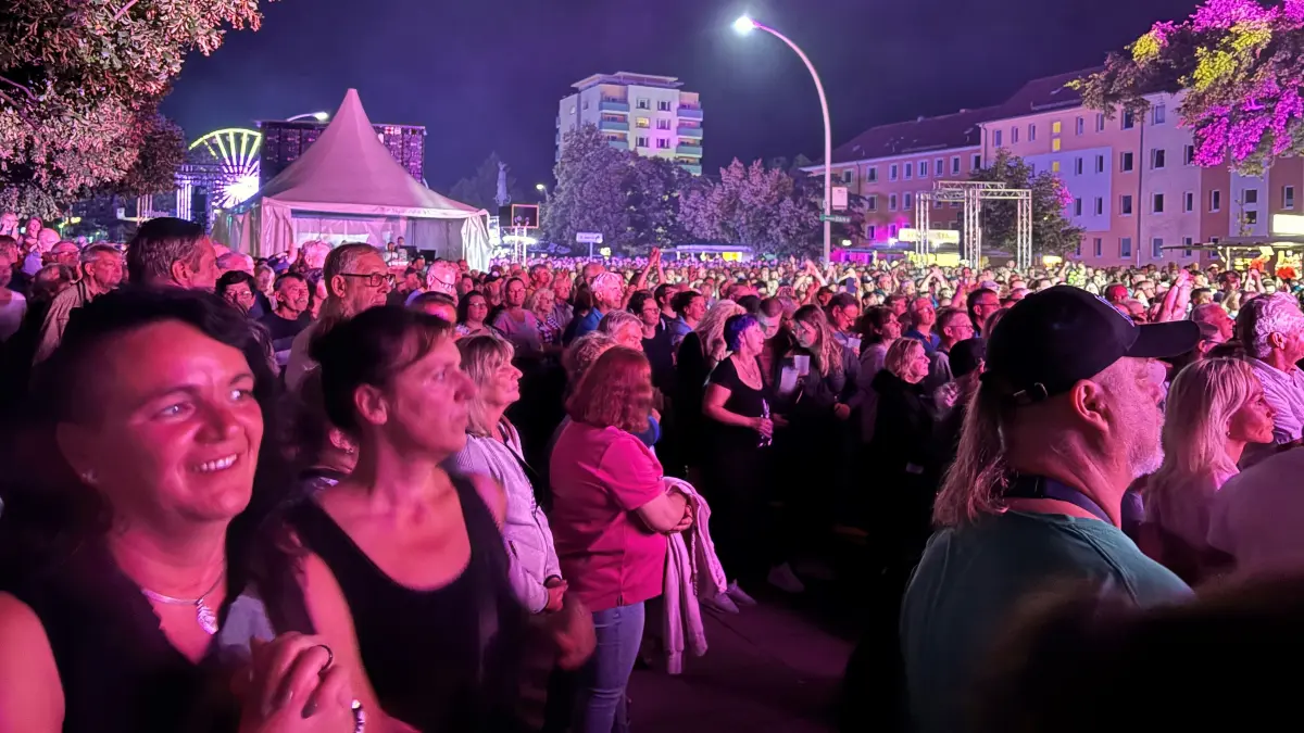 Stadtfestbesucher 2025 vor der Hauptbühne