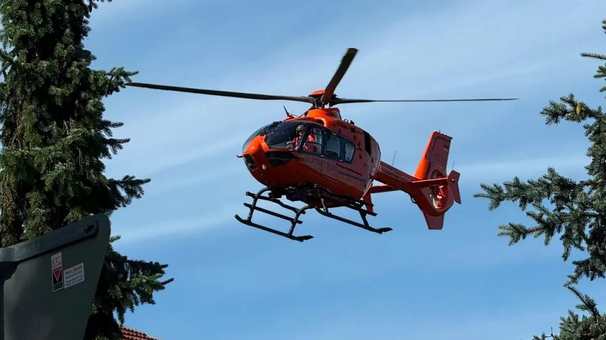 Ein Rettungshubschrauber kam in Oranienburg zum Einsatz. Im Zentrum hatte sich ein Unglück ereignet. Ein Mann stürzte in die Tiefe. (Symboldbild)