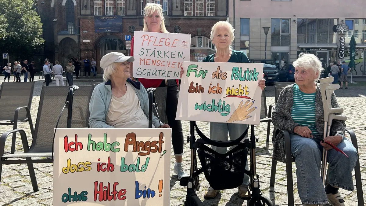 Gäste der Hauskrankenpflege Sonnenschein bei der zweiten Pflege-Demo vor dem Rathaus in Frankfurt (Oder)