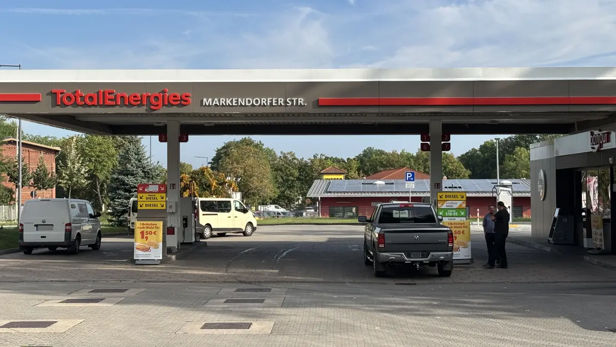 Bei der Total-Tankstelle in der Markendorfer Straße in Frankfurt (Oder) tanken die wenigsten Autofahrer. Die meisten Kunden holen sich einen Kaffee oder waschen ihr Auto. Was sie zu den Kraftstoffpreisen sagen.