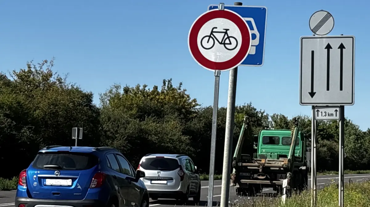 So einfach geht es. Vor dem Schild „Kraftfahrstraße“ ist an der Ortsumgehung Beeskow ein Durchfahrtsverbot für Fahrräder angeordnet worden. Der Status „Kraftfahrstraße“ ist für die Zeit der Bauarbeiten aufgehoben. Mittlerweile, ist das verdeckte blau-weiße Schild auch noch um 90 Grad gedreht worden.
