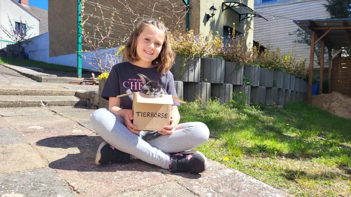 Jungzüchterin aus Eberswalde: Emmy Vormum mit einem 6 Wochen alten Jungtier der Rasse Zwergwidder, deren schönste Exemplare auch bei der Kaninchen-Jungtierschau in Finow zu sehen seihen werden.