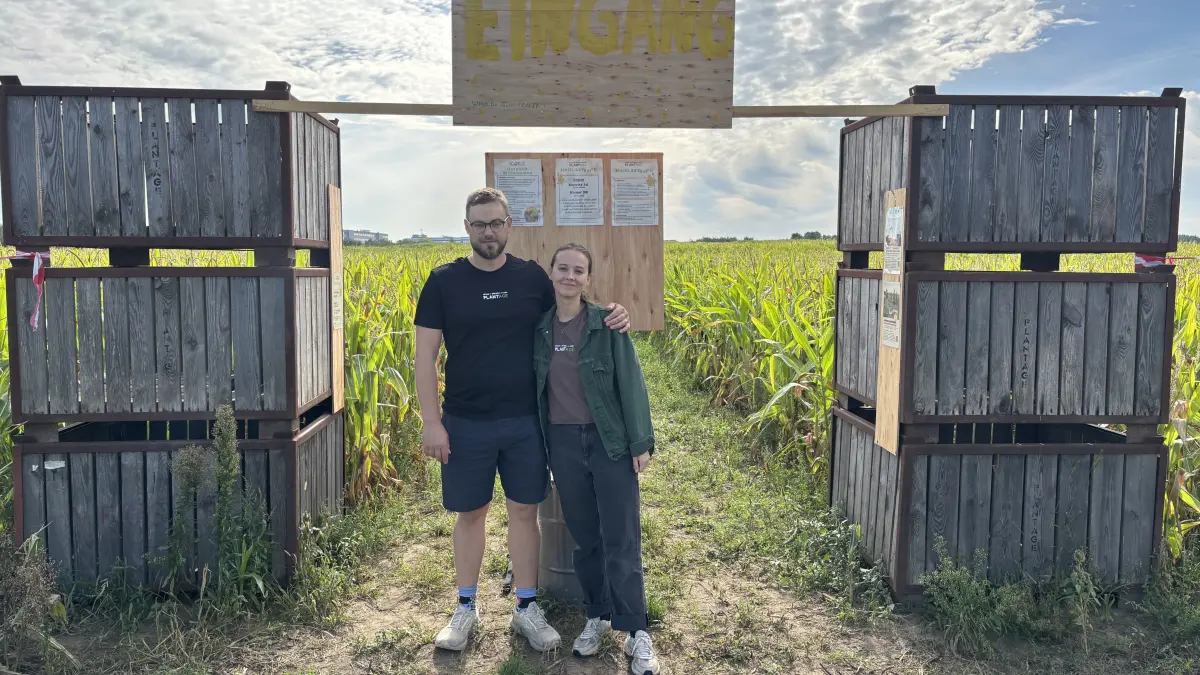Judith und Frederik Henn von der Landwirtschafts-Genossenschaft PlantAge vor dem Maislabyrinth in Markendorf. Worauf sich Besucher freuen können.