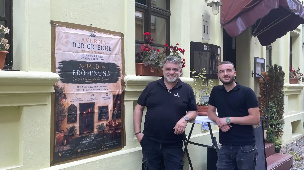 Inhaber Ioannis Karyofyllis (li) und Partner Emiliano Buschati eröffnen Taverna – Der Grieche in der Kirchenklause Beeskow. So kurzfristig wird eröffnet und das erwartet die Gäste.