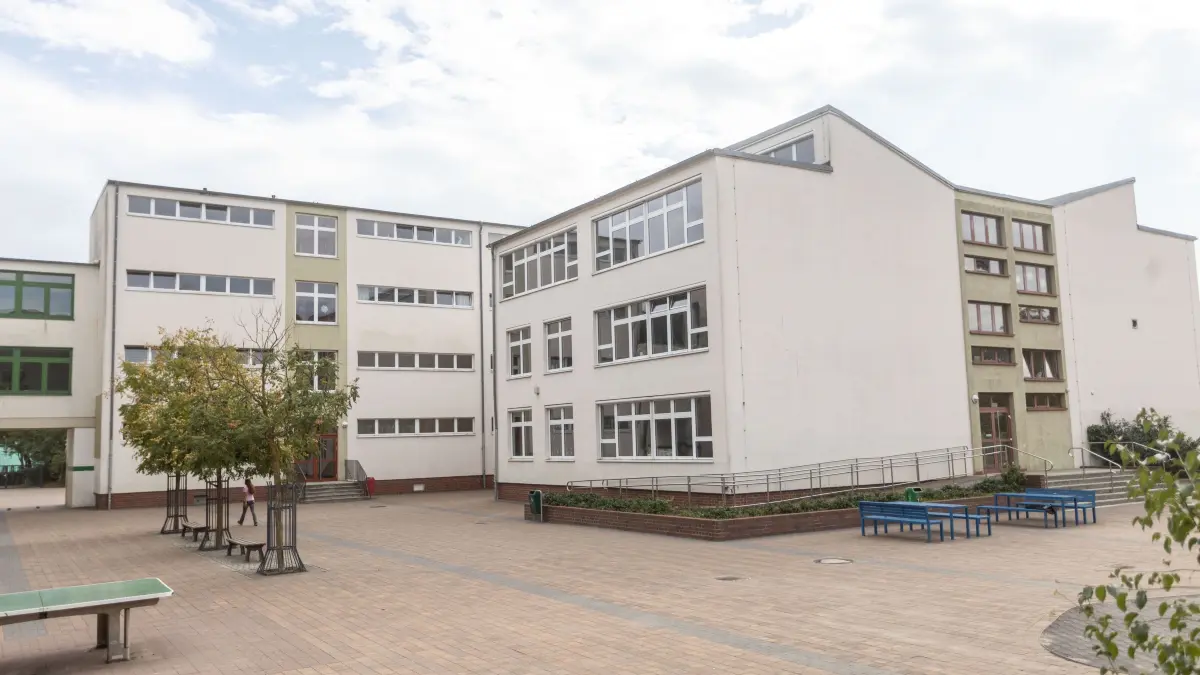 Die Schulleiter Frankfurter Schulen beklagen, dass die Stadt zu wenig Geld für die Reinigung der Schulgebäude ausgibt. Auch an der Grundschule am Botanischen Garten sieht man schon beim vorbei spazieren, dass die Fenster nicht mehr für ganz klaren Durchblick sorgen.