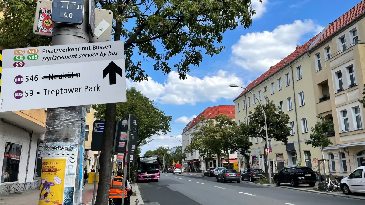 Am Baumschulenweg ist die Beschilderung verwirrend und die Haltestellen werden getauscht.