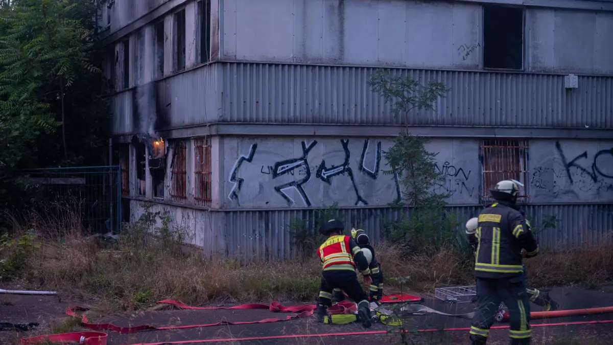 Brand in Petershagen-Eggersdorf: In der Landhausstraße brachen am Mittwochmorgen flammen in einer Ruine aus.