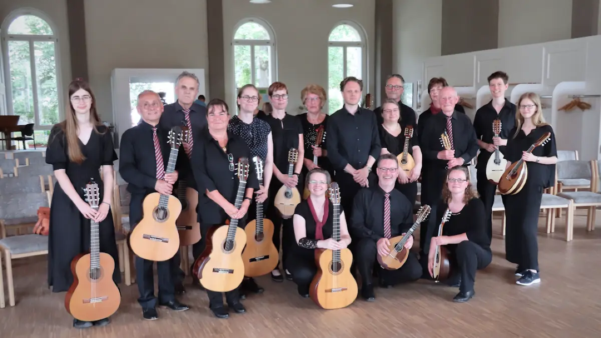 Das Zupforchester aus Berlin-Köpenick gibt ein Konzert in der Dorfkirche Wandlitz.