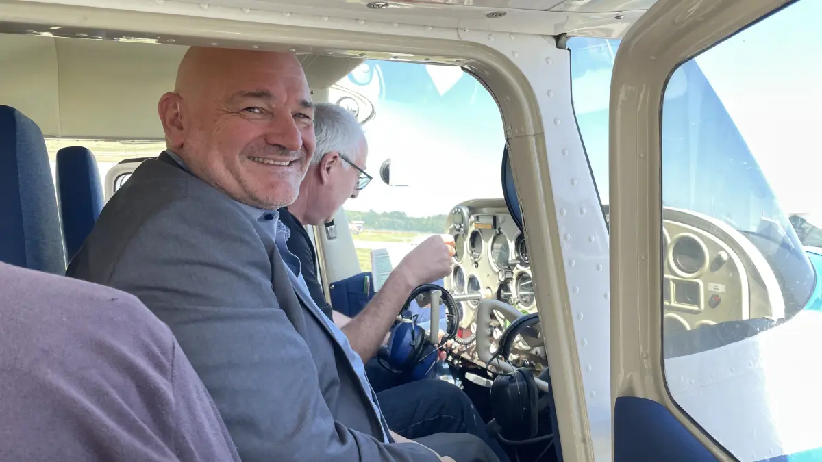 Blickt optimistisch in die Zukunft des Flugplatzes Neuhardenberg: Beim Arbeitsbesuch am 27. August in Neuhardenberg hat Minister Robert Crumbach auch einen kleinen Rundflug in einer Cessna 172 erlebt.
