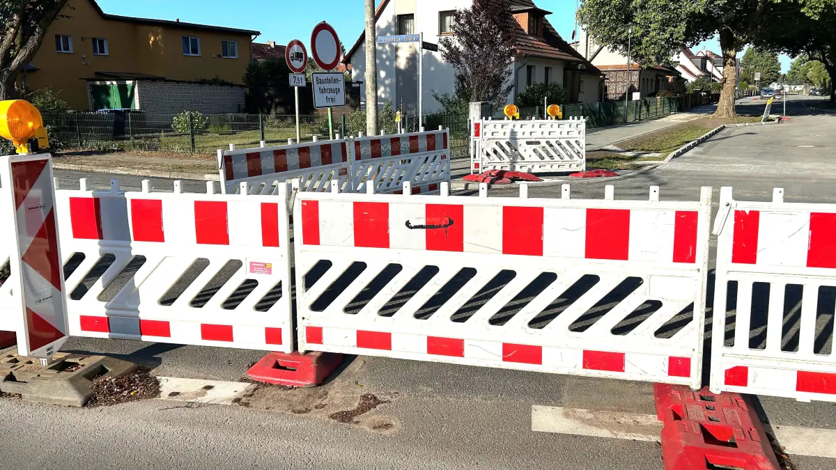 Kein Durchkommen in Eberswalde: Die Zufahrt von der Schönholzer Straße zum Karl-Marx-Ring ist am Morgen des 27. August noch gesperrt. Dabei war die Fahrbahn am Tag zuvor offiziell freigegeben worden.