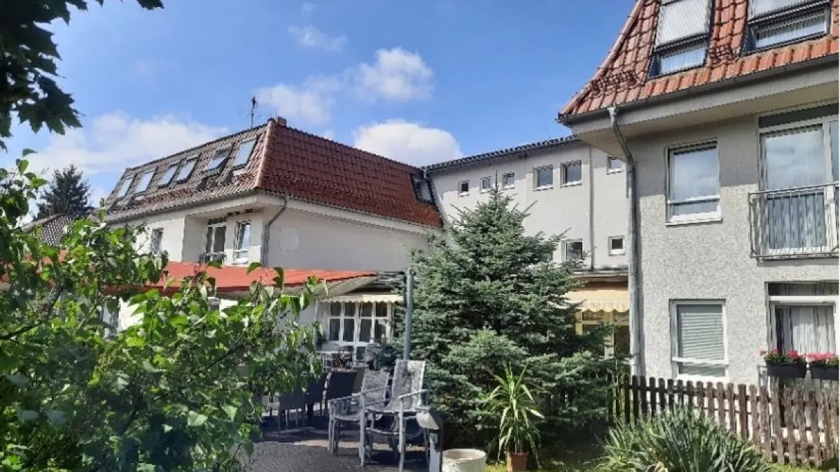 Die Gartenseite des Seniorenstifts an der Hauptstraße 30