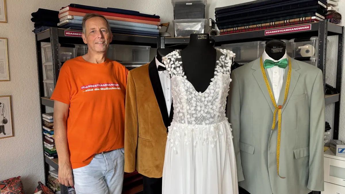 In seinem Atelier „Die Zaubernadel“ in Bad Saarow: Maßschneider Thomas Borgmann-Hartmann kann nicht nur Brautmode und Herrenbekleidung, sondern setzt auch auf den Nachwuchs. Als amtierender Präsident des Rotary Clubs Bad Saarow-Scharmützelsee hat er den "HAndwerker-Preis" ausgerufen. So können ihn Lehrlinge bekommen.