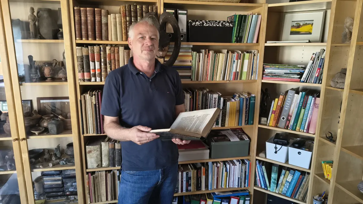 Wolf Russow mit einem historischen Buch, in dem sich Hinweise befinden, dass Chorin älter sein könnte, als bisher angenommen. Muss der Geburtstag des Ortes jetzt vorverlegt werden?