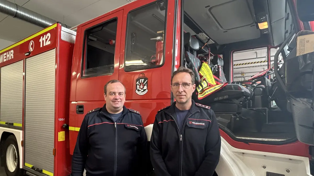 Feuerwehr Grünheide: Tobias Thieme (Gemeindewehrführer; links) und Matthias Lehmann (in Grünheide verantwortlich u.a. für den Bereich technischer Brandschutz) vor einem Einsatzfahrzeug.