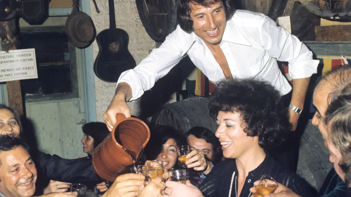 "Komm schenk mir ein!" Udo Jürgens verteilt in einer Taverne in Athen 1975 "Griechischen Wein". Hat den ersten Platz in Königs Wusterhausen nur knapp verpasst.