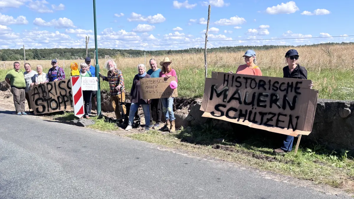 Protest: Bürger in Gersdorf demonstrieren gegen den Abriss von fast 50 Metern Feldsteinmauer entlang der L29.