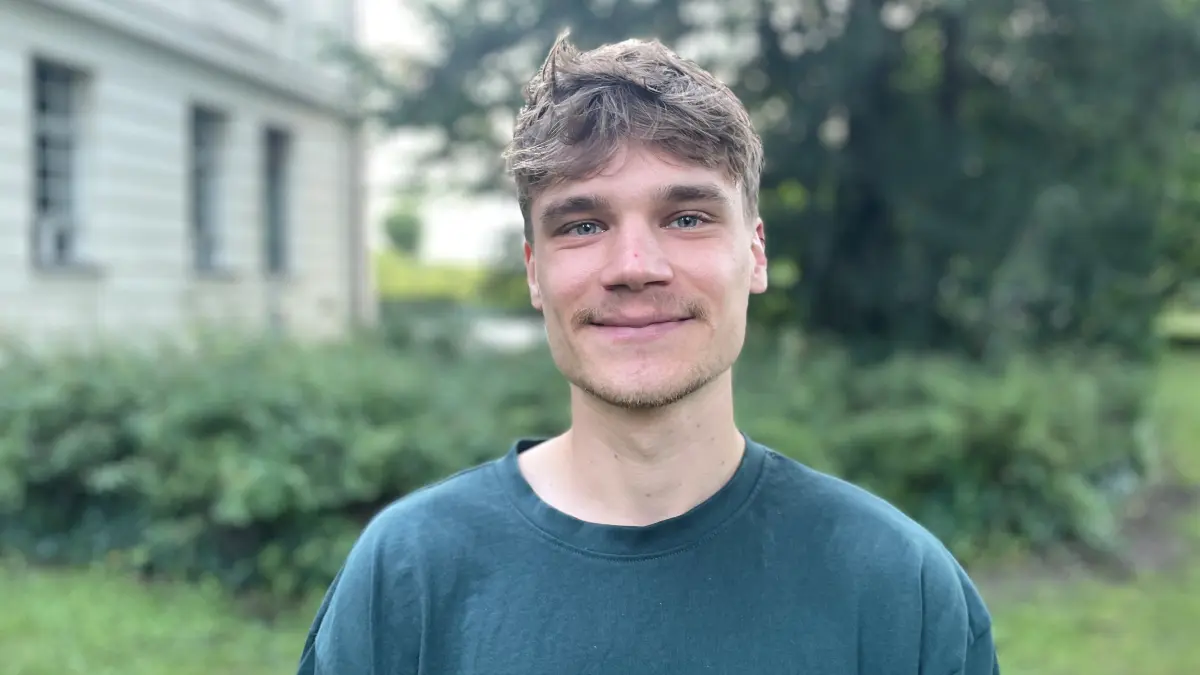 Der 26-Jährige Ole Lucoje in Potsdam zwischen zwei Auftritten. Das Thema Altersarmut betrifft gerade seine geration stark.