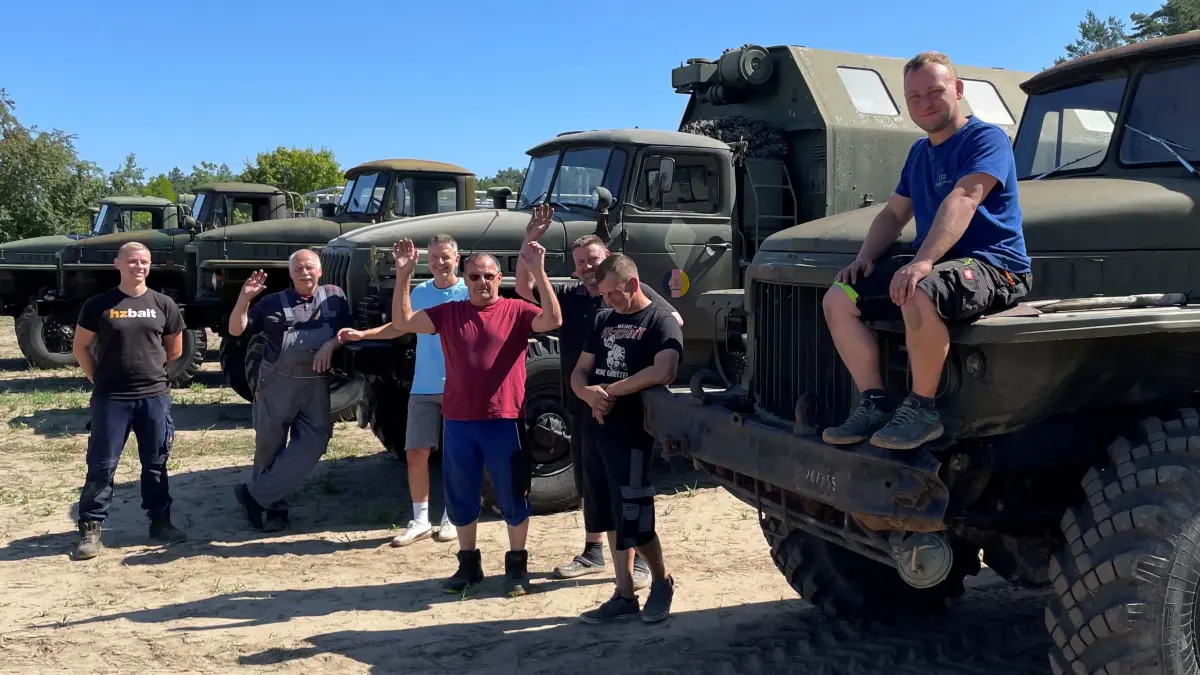 Bereit für das Uralfest in Alt Golm: Dennis Dasli, Heinz Sieg, Michael Krengel, Endrik Noack, Tino Forsche und Andreas Buchholz (v.l.v.r.) freuen sich auf den Ansturm auf ihre Oldtimer.