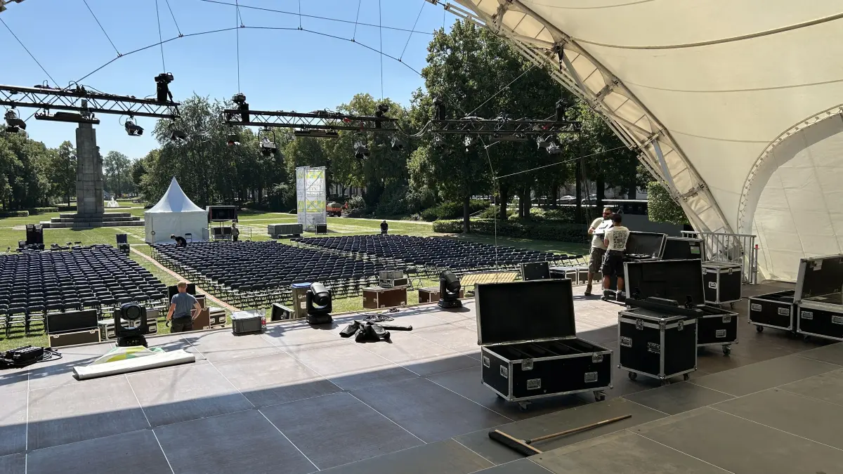 Die Bühne am Anger in Frankfurt (Oder) steht schon. Doch bis zum Abschlusskonzert von „Klassik ohne Grenzen“ ist noch einiges zu tun. Gerade wird die Lichttechnik installiert, die größte Herausforderung liegt aber woanders.