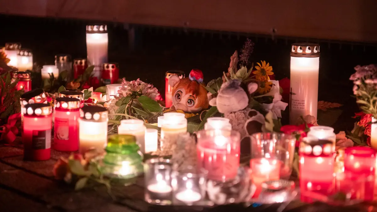 Am Campus der Docemus-Schule in Neu Zittau (Oder-Spree) läuft ein Großeinsatz von Polizei und Rettungskräften. Nach einem Messerangriff und zwei Toten wurde ein Mann festgenommen.