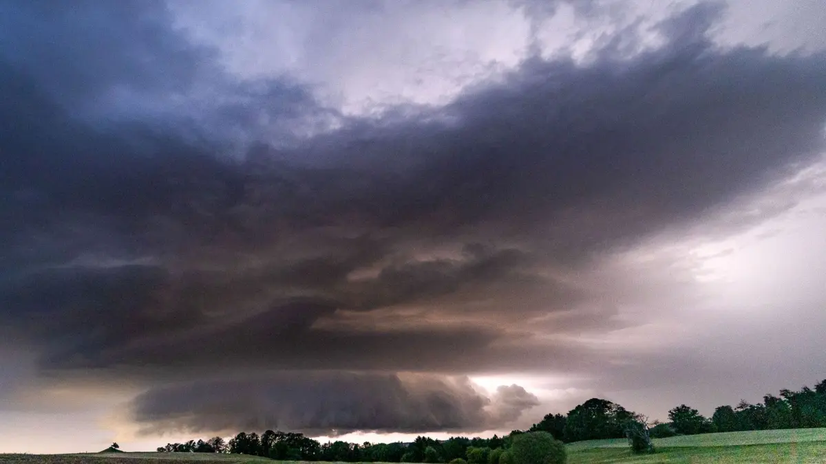 Gewitter in Baden-Württemberg: 28.08.2026, Baden-Württemberg, Sulzbach an der Murr: Am Morgen zieht eine markante Gewitterwolke in Form einer Superzelle über Sulzbach an der Murr im baden-württembergischen Rems-Murr-Kreis hinweg. Foto: Alexander Wolf/onw-images/dpa +++ dpa-Bildfunk +++