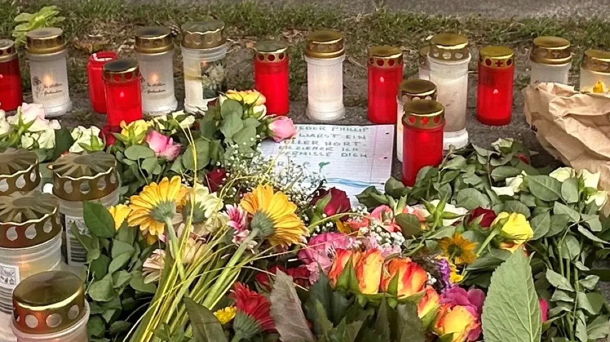 Gemeinsame Trauer am Docemus-Campus in Neu Zittau: Auf dem Bürgersteig an der Berliner Straße sind unzählige Blumen und Kerzen zu sehen, auch Kuscheltiere.