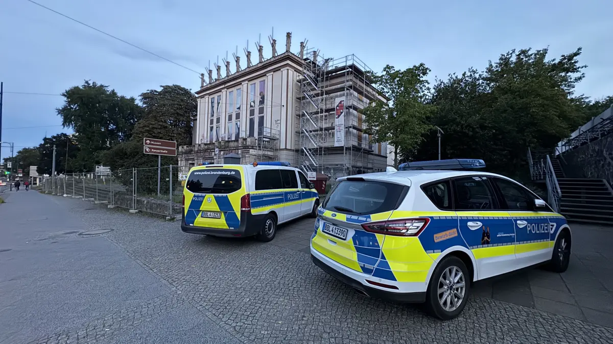 Am Abend de 27.8.26 wurde die Polizei zu einem ehemaligen Lichtspieltheater in der Frankfurter Innenstadt gerufen. Eine Person soll sich auf dem Dach des Gebäudes aufgehalten haben.Nach einem Hinweis des Sicherheitsdienstes des Einkaufscenters „Der Bunker“ suchten die Einsatzkräfte das Gebäude und den angrenzenden Bereich ab. Eine Person konnte jedoch nicht festgestellt werden. Unklar blieb, ob die zuvor beobachtete Person tatsächlich die gemeldete war und wie sie das Gebäude möglicherweise wieder verlassen hatte. Der Einsatz wurde schließlich ohne Feststellung beendet.