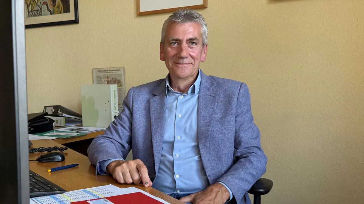 René Stadtkewitz (AfD), Bürgermeister der Stadt Zehdenick in seinem Büro in der Verwaltung
