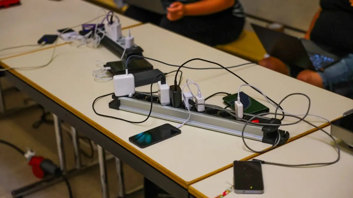 Stromausfall in Velten: Die Ofen-Stadt-Halle ist für den Notfall geöffnet. Bürgerinnen und Bürger können sich dort aufhalten und Handys laden.