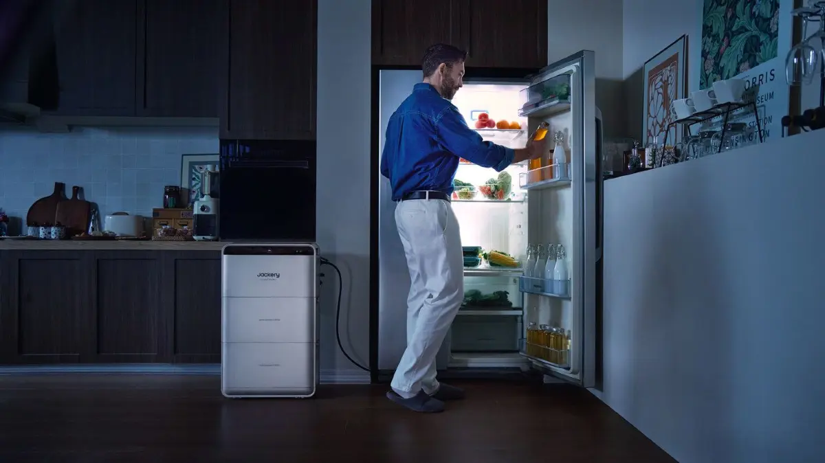 Jackery SolarVault 3 Pro. Wichtige Abnehmer können direkt an den Speicher angeschlossen werden oder über eine smarte Steckdose priorisiert mit Strom versorgt werden.