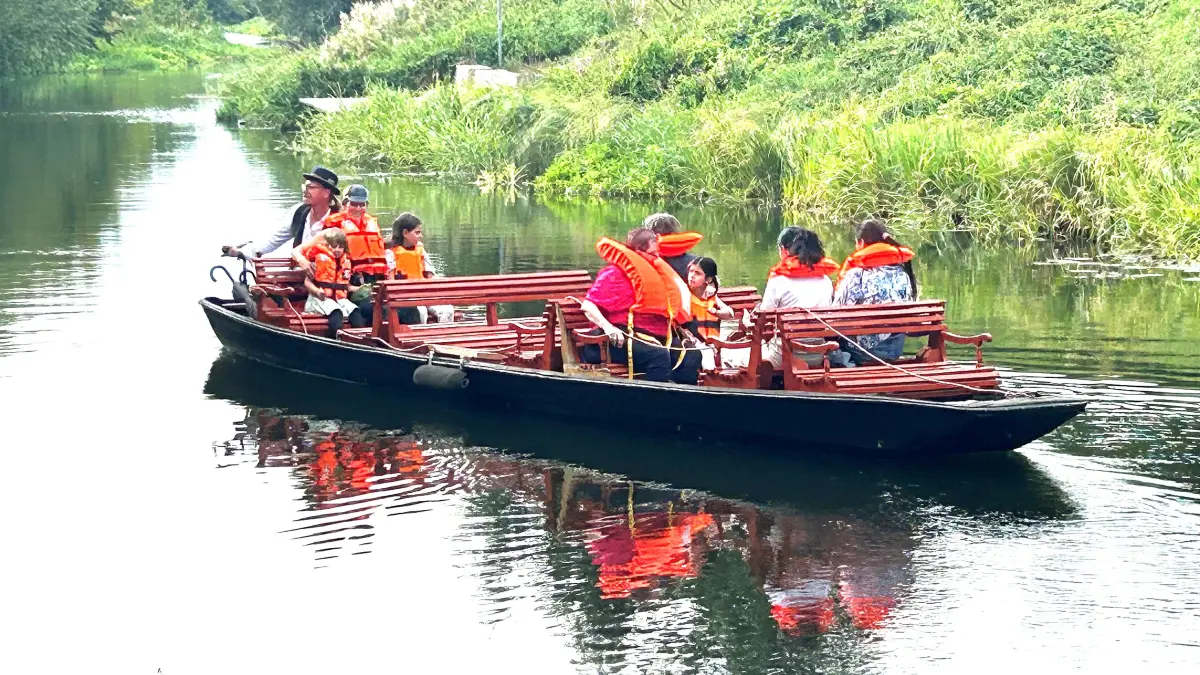 Spreewaldkahn auf dem Finowkanal: Henrik Schade fährt mit Beach & Boat-Besuchern auf der Wasserstraße, die als touristische Lebensader von Eberswalde gilt. Sein Boot wird mit einem Motor angetrieben.