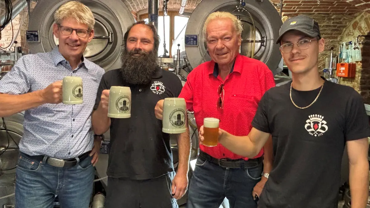 Bierprobe in Altlandsberger Brauerei auf dem Schlossgut: Bürgermeister Ansgar Scharnke aus Neuenhagen sowie sein Amtsvorgänger Jürgen Henze mit den Brauern Jens Richter und Michel Tabatt (von links)