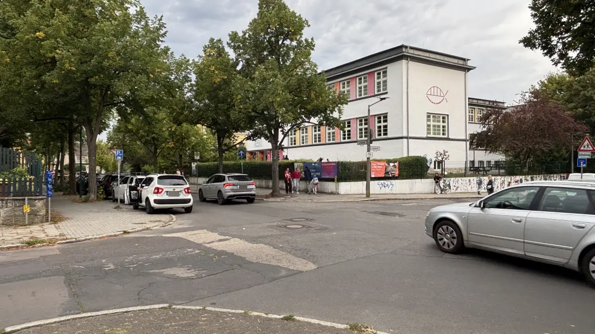 Viel los ist jeden Morgen vor der Evangelischen Grundschule in Frankfurt (Oder). Viele Eltern bringen ihre Kinder mit dem Auto zur Schule. In der Einbahnstraße gibt es allerdings kaum Haltemöglichkeiten. Welche Folgen das hat.