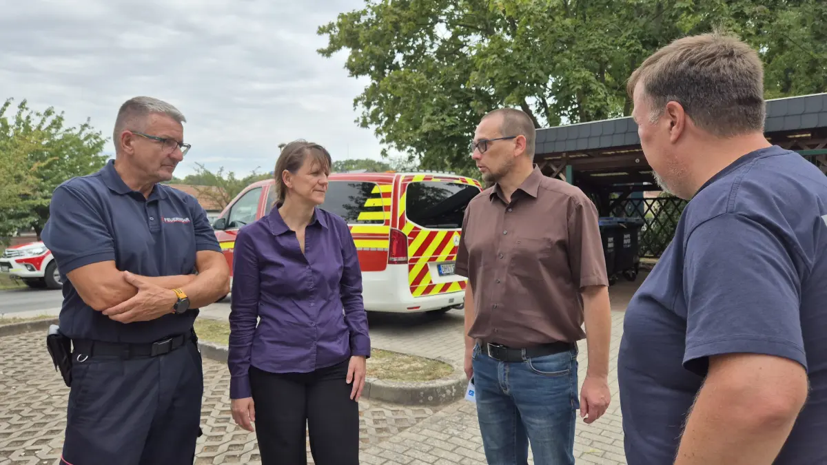 Ein massiver Stromausfall beschäftigt die Stadt Velten. Bürgermeisterin Manuela Nebel macht sich gemeinsam mit der Feuerwehr ein Bild von der Lage.