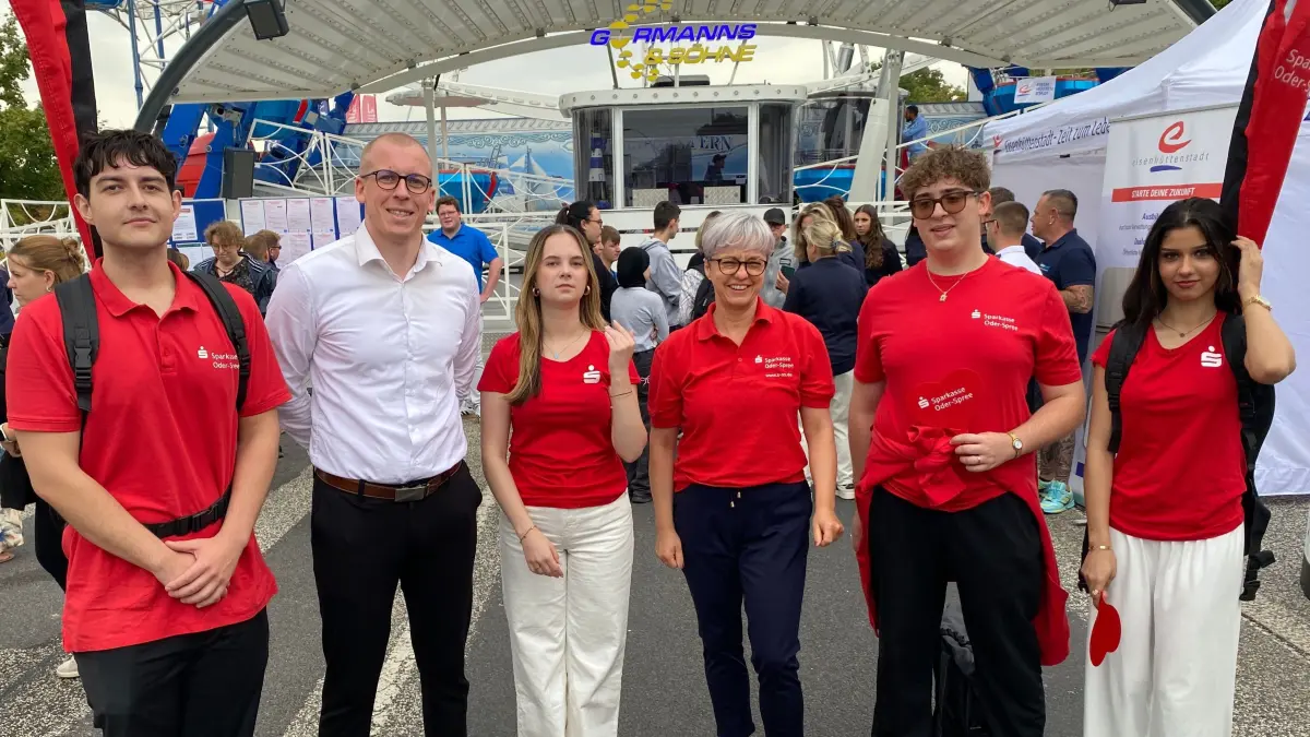 Rüsten sich für die Gespräche in der Gondel: die Mitarbeiter der Kreissparkasse Oder-Spree Sparkasse Alex Kozinskiy (2. Ausbildungsjahr), Marc Knispel (Berater), Lea Lina Fürst (1. Ausbildungsjahr), Maren Kühn (Personalabteilung), Ilian Schulze (2. Ausbildungsjahr), Fatima Kinza (1. Ausbildungsjahr)