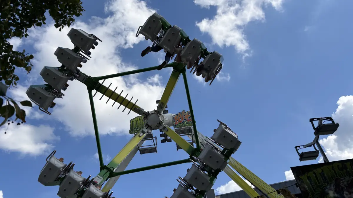 Höher, schneller, weiter: Die Riesenschaukel "Jungle Beat" ist eine von mehreren Attraktionen bei den großen Fahrgeschäften. Was kosten die Tickets?