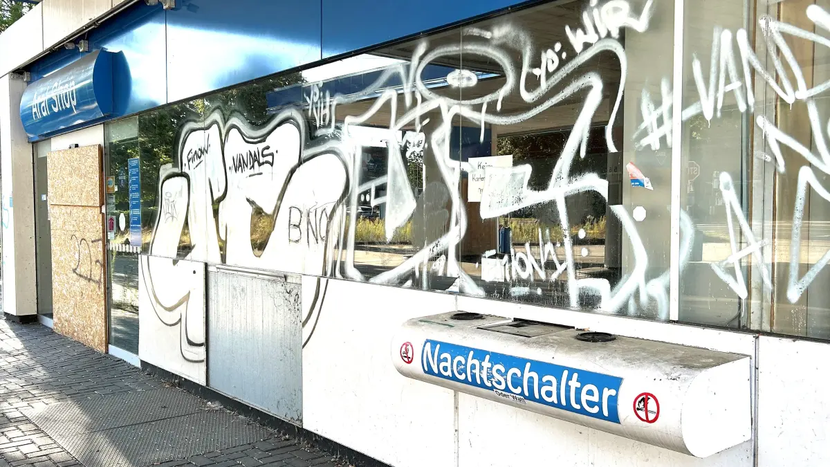 Graffiti am Shop: In Eberswalde verfällt die ehemalige Aral-Tankstelle an der Eberswalder Straße 37 immer mehr. Warum die Wiederinbetriebnahme der Zapfsäulen immer unwahrscheinlicher wird.