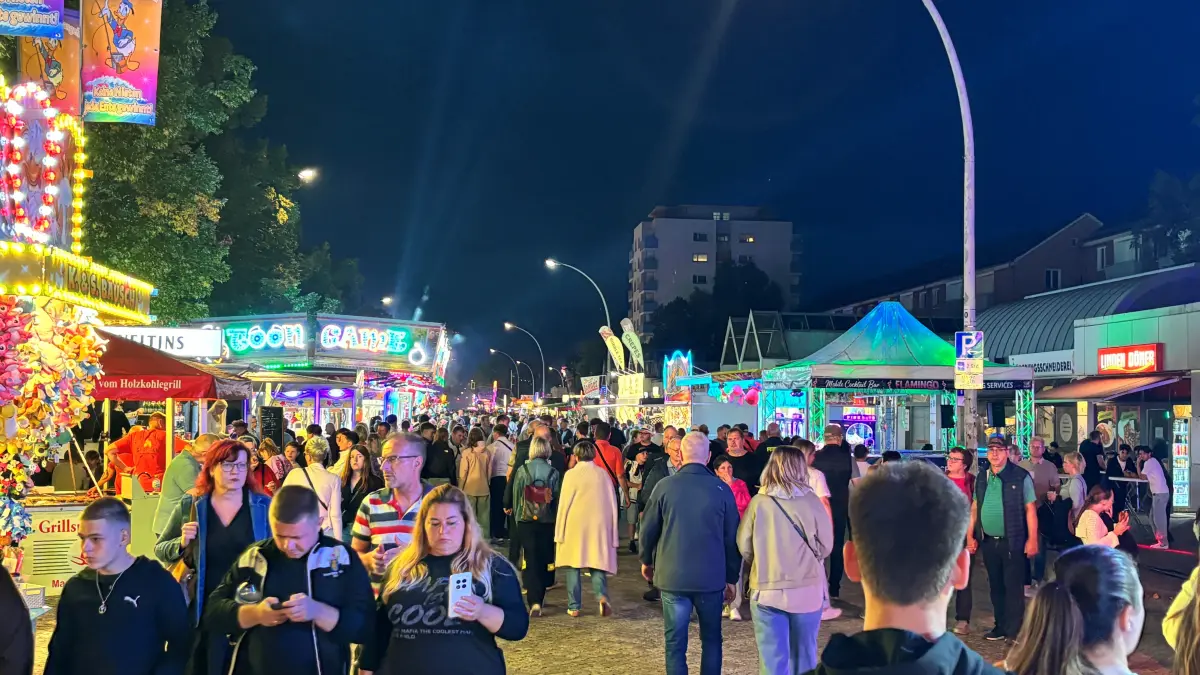 Am ersten Abend des Stadtfestes 2026 in Eisenhüttenstadt herrschte reger Betrieb auf der Festmeile in der Lindenallee