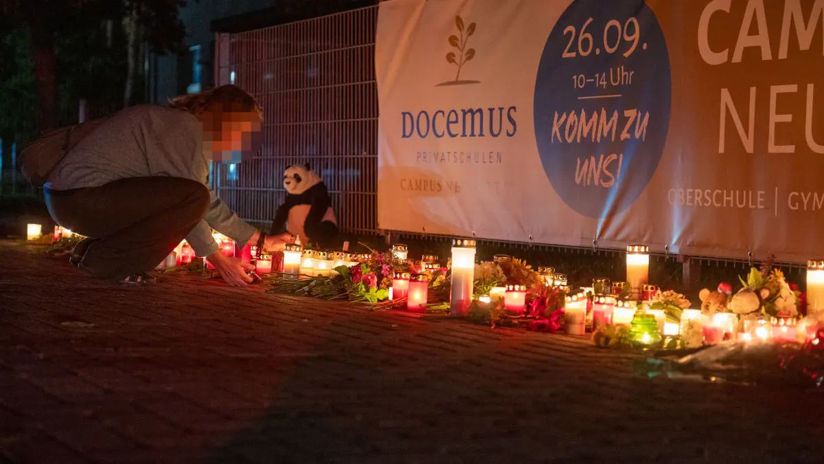 Am Campus der Docemus-Schule in Neu Zittau (Oder-Spree) läuft ein Großeinsatz von Polizei und Rettungskräften. Nach einem Messerangriff und zwei Toten wurde ein Mann festgenommen.