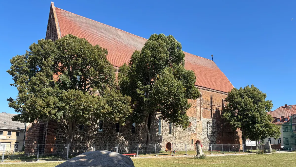 Die Klosterkirche "Peter und Paul" ist das letzte erhaltene Bauwerk einer großen mittelalterlichen Klosteranlage in Angermünde. Sie wurde nach der Restauration als wichtigste Kulturstätte der Stadt für Konzerte, Theater, Ausstellungen und vielfältige Veranstaltungen genutzt. Seit 2021 ist sie wegen Bauschäden am Dach gesperrt und wartet auf eine Sanierung.