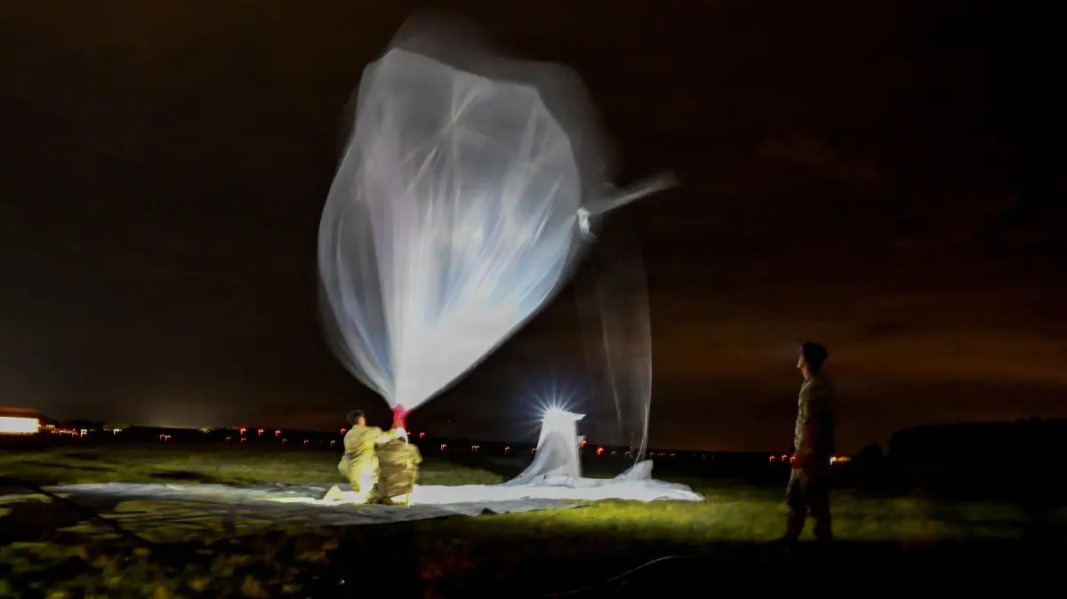 Bild der US Army Europe: Soldiers launch Micro High-Altitude Balloons (HABs) during a training event in Powidz, Poland in late July.