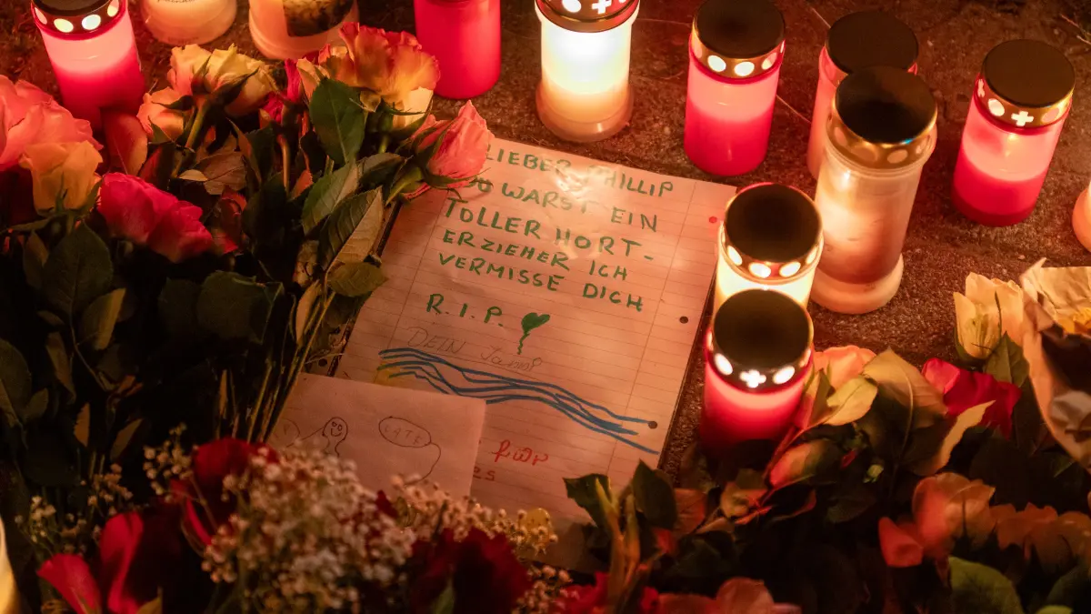 Am Campus der Docemus-Schule in Neu Zittau (Oder-Spree) läuft ein Großeinsatz von Polizei und Rettungskräften. Nach einem Messerangriff und zwei Toten wurde ein Mann festgenommen.