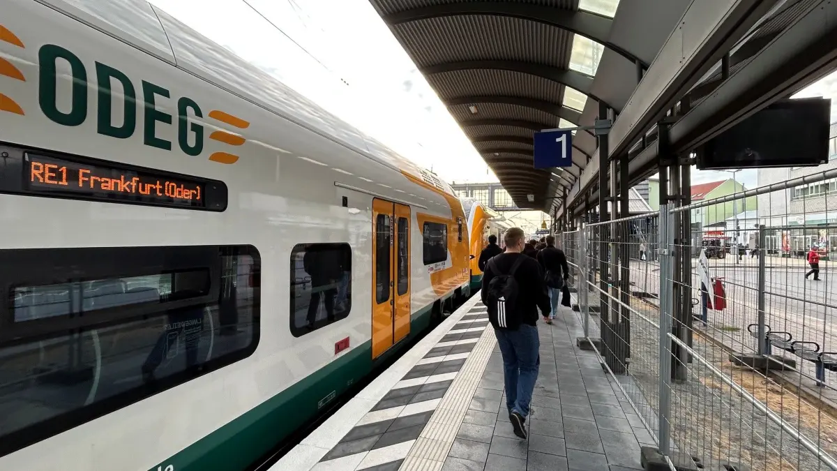 Bus statt Bahn: Auf der Linie des RE1 zwischen Erkner, Fürstenwalde und Frankfurt (Oder) kommt es erneut zum Ersatzverkehr. - allerdings nur nachts. Worauf Reisende und Pendler sich einstellen müssen.