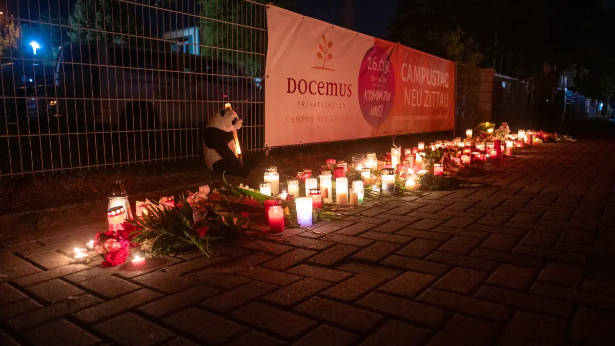 Am Campus der Docemus-Schule in Neu Zittau (Oder-Spree) läuft ein Großeinsatz von Polizei und Rettungskräften. Nach einem Messerangriff und zwei Toten wurde ein Mann festgenommen.