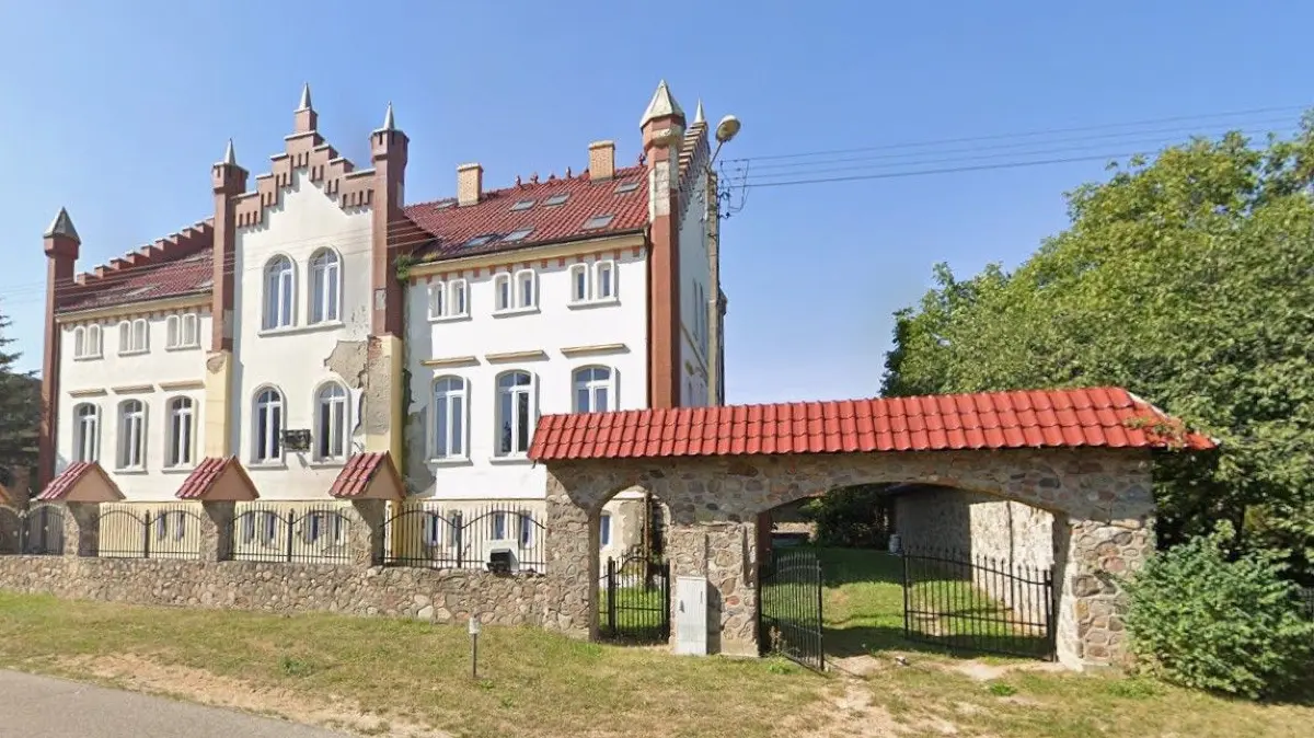 Altes Herrenhaus in Polen nah der Grenze. Dorf Sienno, Gemeinde Ośno Lubuskie, Landkreis Słubice.
